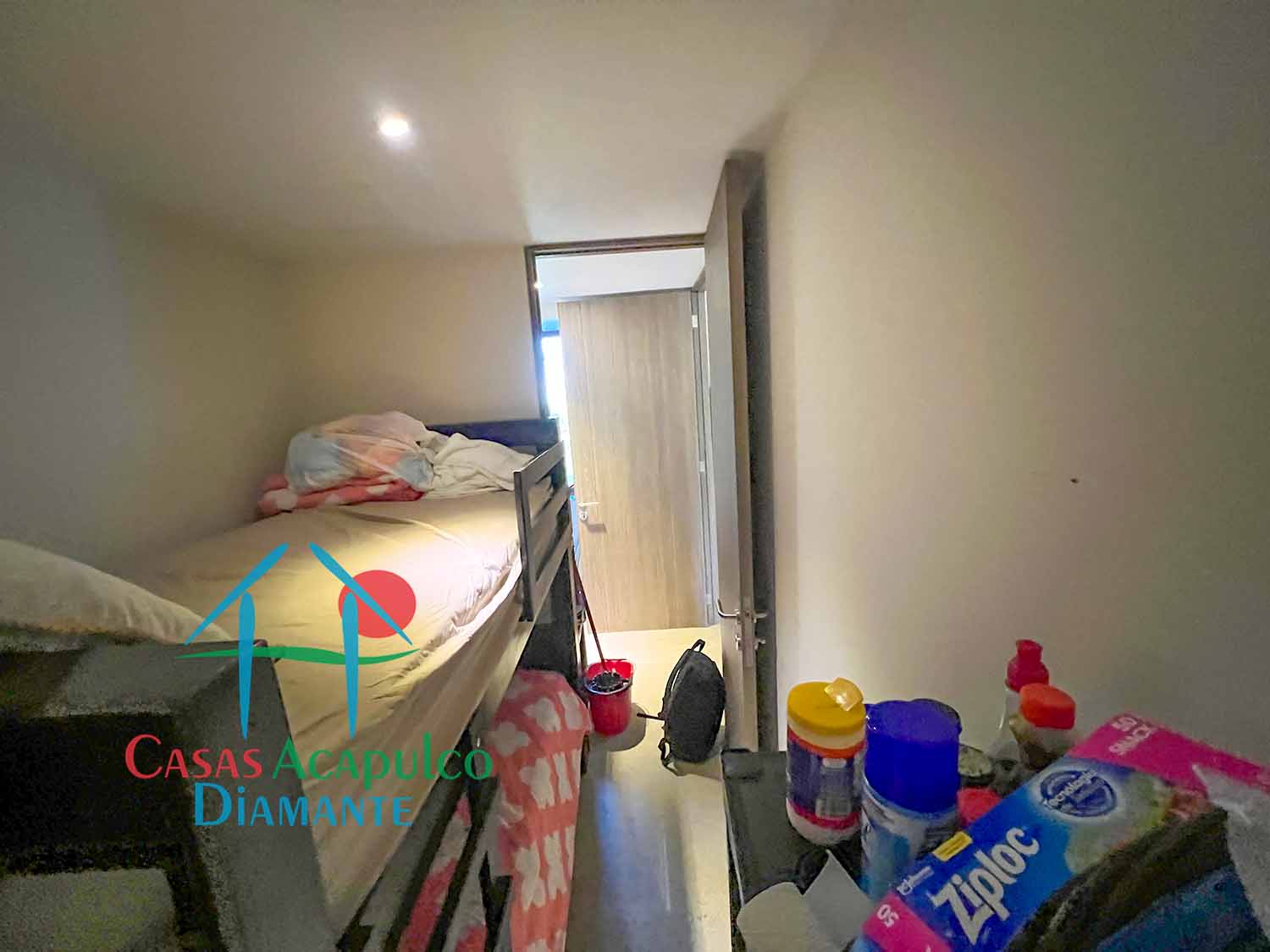 La Isla Java J2 - Cuarto de servicio 2